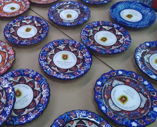 Organizasyon Çini Anı Tabağı Baskı, Erzincan Çini Anı Tabağı Baskı, Erzincan Kişiye Özel Çini Tabak Baskı, Erzincan Anı Tabağı, Tabak Baskı, Plaket Çini Tabak, Erzincan Plaket Tabak Baskı, Erzincan Plaket Tabak Modelleri, Erzincan Kadife Kutulu Plaket Tabak Baskı, Erzincan Kurumsal Tabak Baskı, Erzincan Gelin Damat Temalı Çini Anı Tabağı, Erzincan Resim Baskılı Tabak, Resim Baskılı Tabak, Fotoğraf Baskılı Tabak, Kişiye Özel Tabak, Tabağa Logo Baskı, Logolu Tabak, Kadife Kutulu Tabak, Resimli Çini Plaket, Resim Baskılı Çini Tabak, Kişiye Özel Tabak Baskı, Tabağa Baskı Fiyatları, Tabak Fiyatları, Kişiye Özel Tabak Baskı Fiyatları, Tabağa Logo Baskı Fiyatı