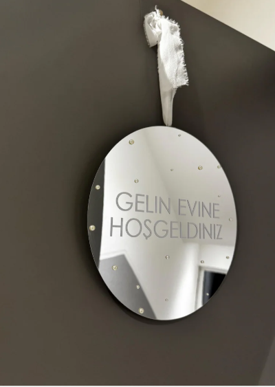 Pleksi Takı Sandığı,Pleksi Kişiye Özel Çerçeveler, Fotoğraf Baskılı Pleksi Bloklar, Pleksi İsimlikler (Masaüstü veya Duvar Tipi),Pleksi Özel Tasarım Hediyelikler, Pleksi Duvar Tabloları (Modern ve şeffaf görünüm sunar),Pleksi Kapı İsimlikleri (Ev ve iş yerleri için),Pleksi Ayna Tablolar (Pleksi aynalar üzerine özel baskılar),Pleksi Led Işıklı Panolar (Özel tasarım ışıklı reklam ürünleri), Pleksi Gelin Damat Temalı Kapı Süsleri, Pleksi Hoş geldiniz Kapı Askısı, Erzincan Pleksi UV Baskı Hizmetleri, Pleksi Takı Sandığı, Pleksi Çeyiz Sandığı, Pleksi Çikolata Kutusu
