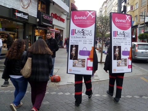 Yürüyen Reklam Hizmetleri, Yürüyen Bayrak Reklam, Yürüyen Reklam Bayrağı Baskı, Yürüyen Baskılı Bayrak, Yürüyen Baskılı Flama Bayrak, Yürüyen Balon Reklam, Yürüyen Reklam Balonu Baskı, Yürüyen Baskılı Balon, Yürüyen Baskılı Pano Reklam, Yürüyen Reklam Panosu Baskı, Yürüyen Baskılı Pano, Yürüyen Işıklı Pano, Yürüyen Baskılı Işıklı Pano Reklam