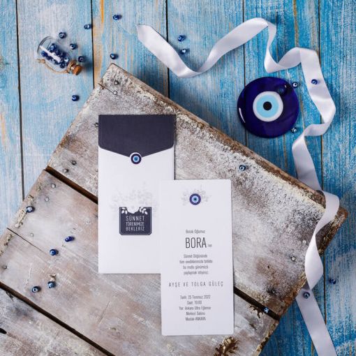 Sünnet Davetiye Davetiye fiyatı 1 kutu için geçerli ve K.D.V dâhil değildir. 1 kutuda 100 adet davetiye bulunmaktadır. Davetiye kutulu olarak tasarlanmış olup zarf ve aksesuarları içerisinde bulunmaktadır. Kutu içerisindeki zarflar bu model için özel olarak tasarlanmıştır. Davetiyenin katlama/birleştirme ve zarflama işlemi müşteriye aittir. Davetiye fiyatına baskı ücreti dâhil değildir. Düğün Davetiyesinin Ofset, Varak Yaldız ve Serigraf baskısı ayrı olarak ücretlendirilir. Fiyatlarımız Türkiye için geçerli perakende satış fiyatıdır.