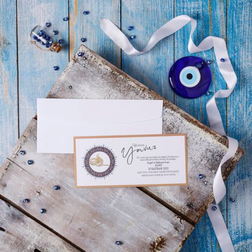 Sünnet Davetiye Davetiye fiyatı 1 kutu için geçerli ve K.D.V dâhil değildir. 1 kutuda 100 adet davetiye bulunmaktadır. Davetiye kutulu olarak tasarlanmış olup zarf ve aksesuarları içerisinde bulunmaktadır. Kutu içerisindeki zarflar bu model için özel olarak tasarlanmıştır. Davetiyenin katlama/birleştirme ve zarflama işlemi müşteriye aittir. Davetiye fiyatına baskı ücreti dâhil değildir. Düğün Davetiyesinin Ofset, Varak Yaldız ve Serigraf baskısı ayrı olarak ücretlendirilir. Fiyatlarımız Türkiye için geçerli perakende satış fiyatıdır.