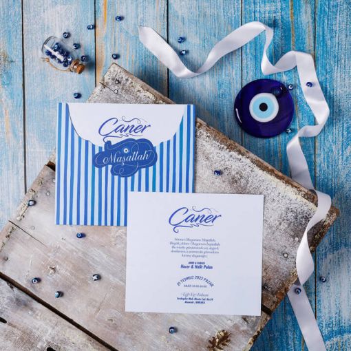 Sünnet Davetiye Davetiye fiyatı 1 kutu için geçerli ve K.D.V dâhil değildir. 1 kutuda 100 adet davetiye bulunmaktadır. Davetiye kutulu olarak tasarlanmış olup zarf ve aksesuarları içerisinde bulunmaktadır. Kutu içerisindeki zarflar bu model için özel olarak tasarlanmıştır. Davetiyenin katlama/birleştirme ve zarflama işlemi müşteriye aittir. Davetiye fiyatına baskı ücreti dâhil değildir. Düğün Davetiyesinin Ofset, Varak Yaldız ve Serigraf baskısı ayrı olarak ücretlendirilir. Fiyatlarımız Türkiye için geçerli perakende satış fiyatıdır.